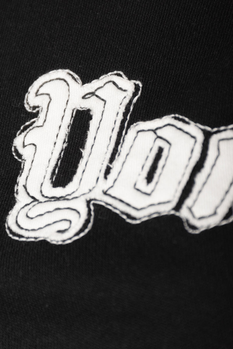 Remera GOTHAM - detalle del bordado