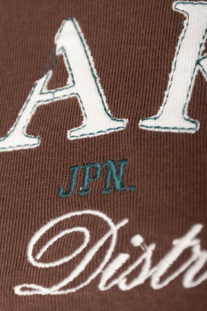 Remera ROOKIE - detalle del bordado