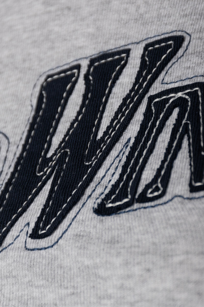 Remera TALON - detalle del bordado