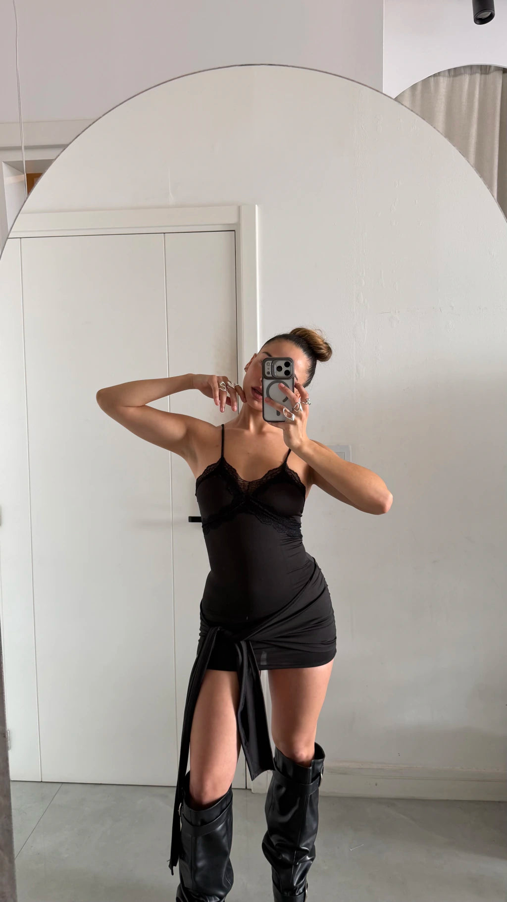 Vestido NOIRE negro con puntilla y lazo